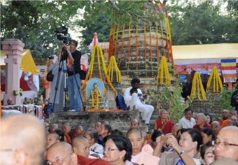 LOOK CAREFULLY HOW PEOPLE ARE RESPECTING LORD BUDDHA AT MAHABODHI TEMPLE DURING 10DAYS TRIPITAKA CHANTING !!! ORG. BY LBDF